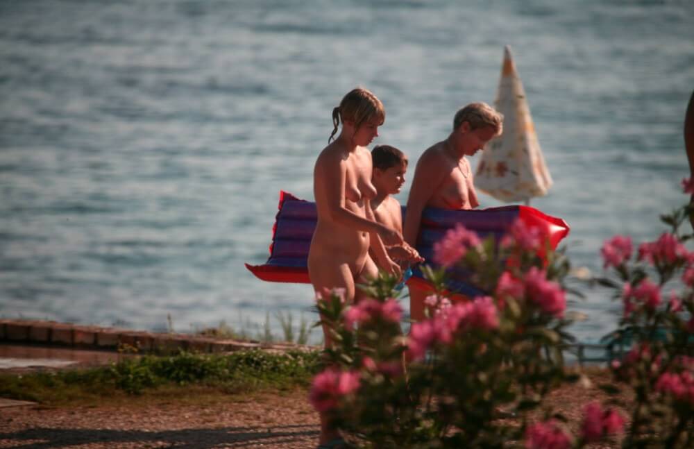 Dusk Til Dawn Showering phoros - Naturism helps us understand the important fact that the body is part of nature
