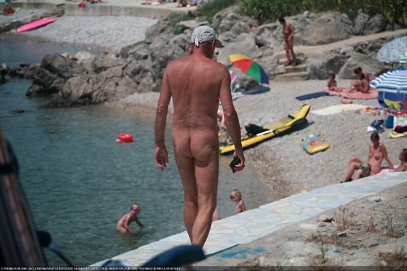 Nudist Shore Walking pics - Nudity as an expression of natural beauty