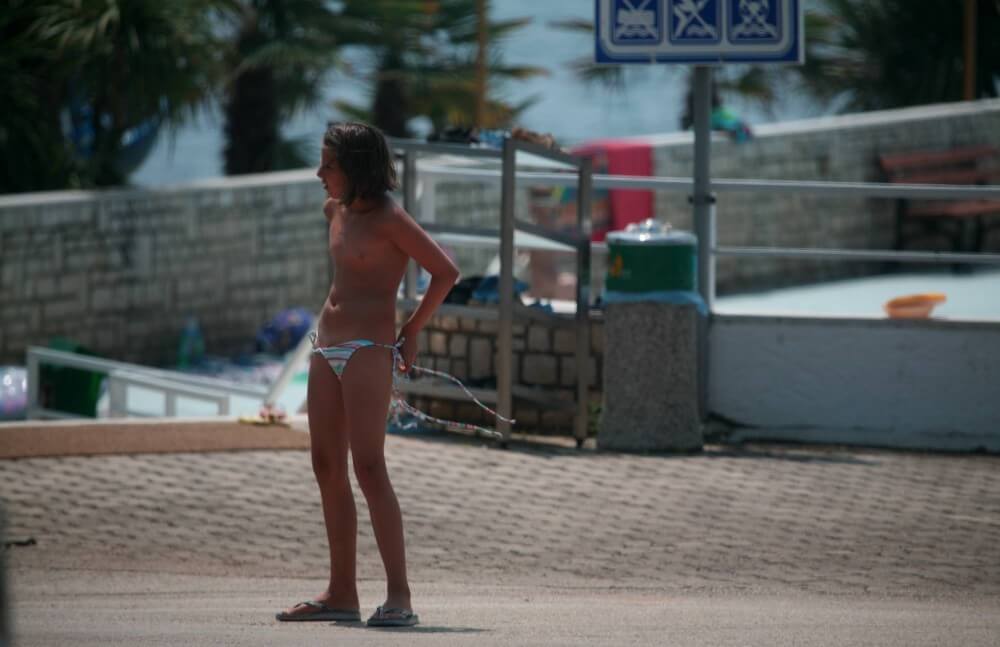Naturist Pool Walkaround pics - Completely naked people on planet Earth