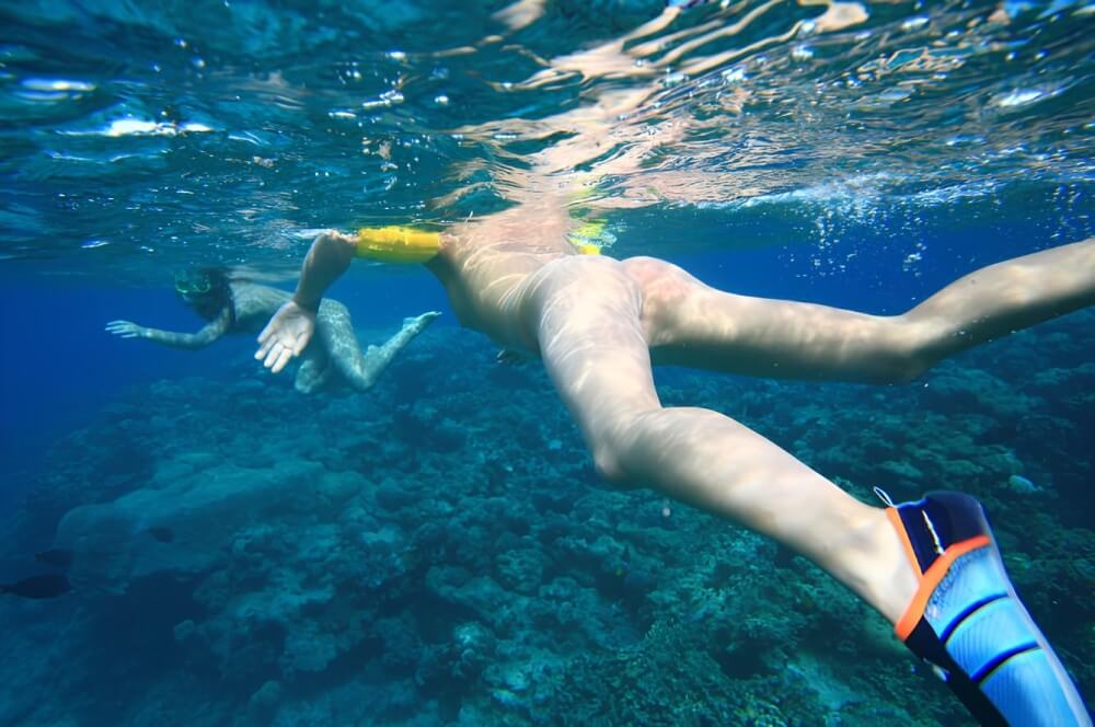 Nudism on the Red Sea photo gallery - Melting under the scorching sun, I sunbathe naked