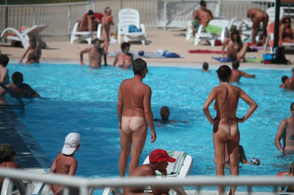 Pool-Shore Group Exercise - Freedom is part of naturism