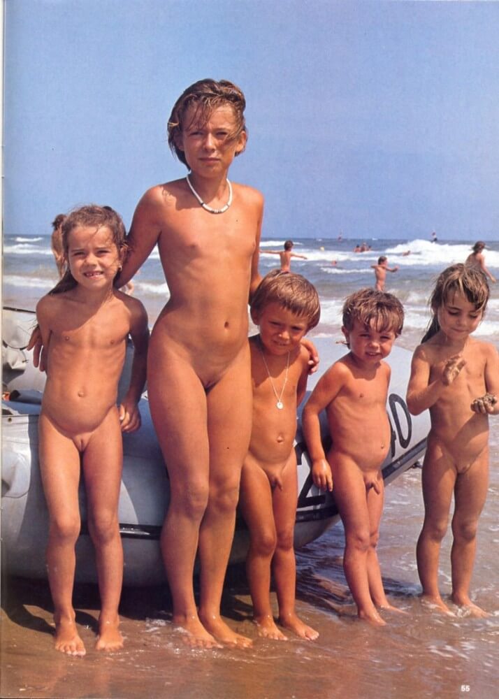 Jung und Frei Nr 2 - Nudism helps improve health and boost self-confidence