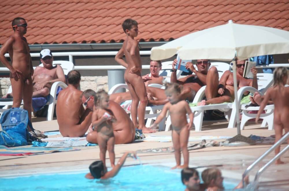 Pool Camping Sides gallery - Naturists live freely and naturally