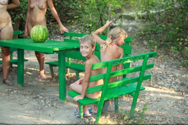 Naturists green picnic photos - Nudism is rooted in human nature