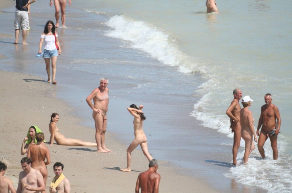 Costinesti Beach Groups pics - Taking off ones clothes is a way to strengthen inner harmony