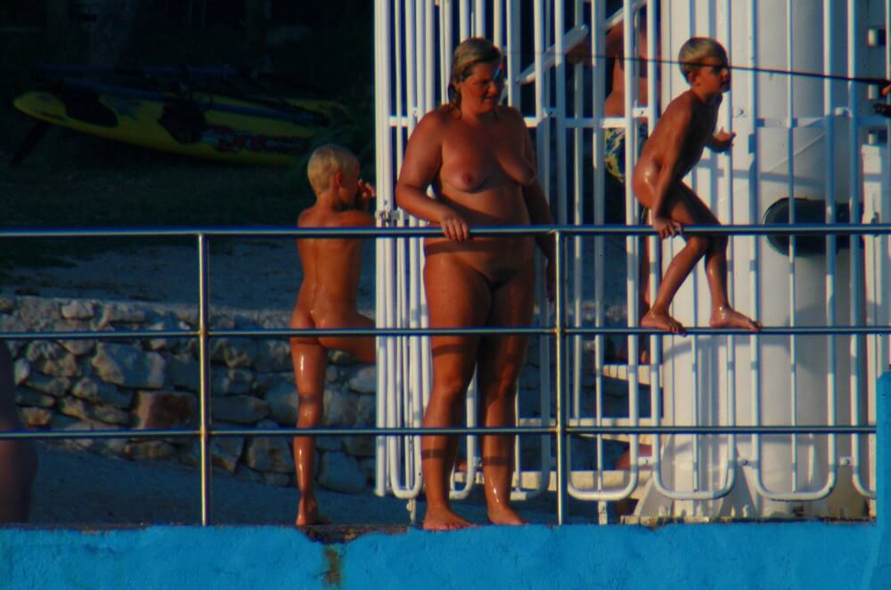 Uka FKK Water Play - Nature provides inspiration and energy for the lives of naturists