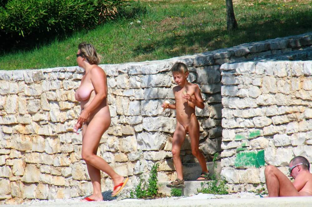 Ula FKK Wall-Side Families pics - Where nudism is commonplace