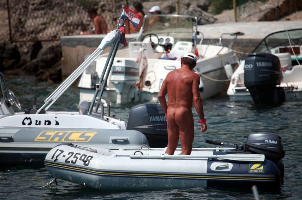 Boating and Floater Waters pics - Being oneself is the foundation of nudism