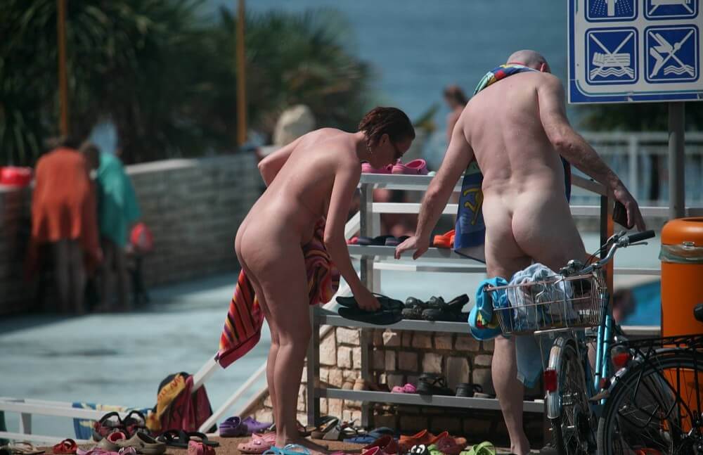 Pool Arrivals and Departures pics - Home naturism in all its glory
