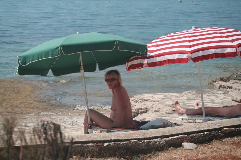 FKK Beachline Front pics - Naturists live in harmony and tranquility
