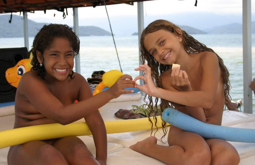 Brazilian Boating Girlfriend pics - Living freely and naturally is the dream of naturists