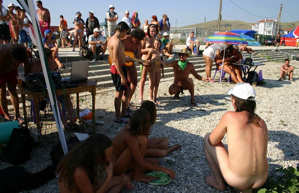 Nude Party By The Steps pics - The desire to admire the human form