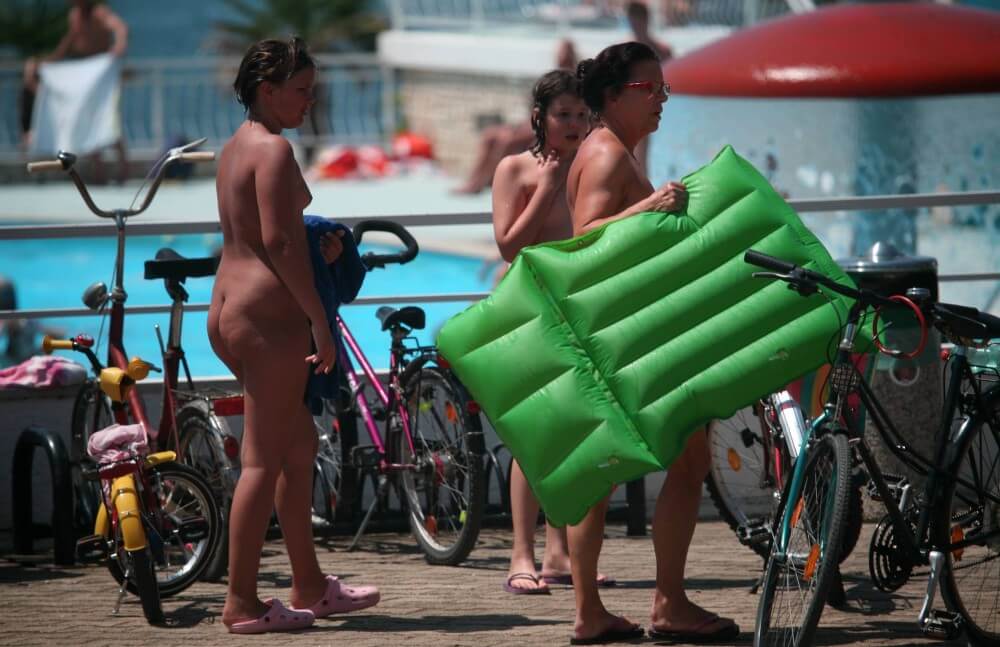 Outdoor Pool Sideliners pics - What is naturist tourism