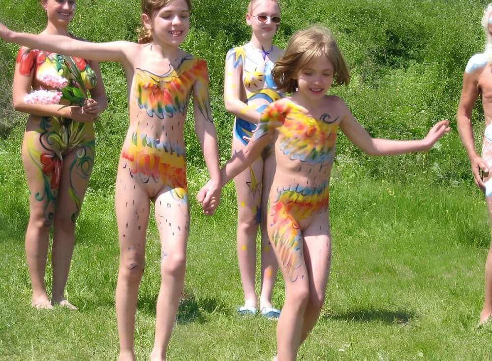 Naturism photo gallery # 29 - Openness to the world and new ideas is an important quality of naturists