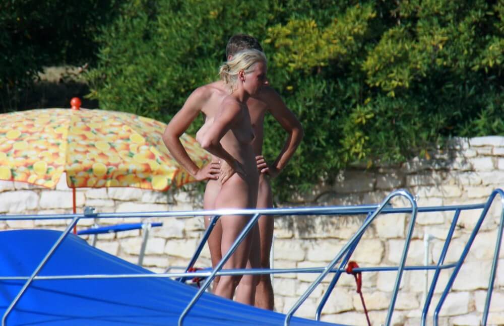 Casual Beachside Strolling pics - A nudist values trust and friendliness among people