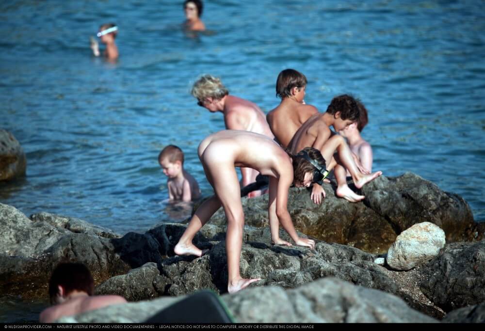 Summer day on the Black Sea photos - Nudism strengthens friendships and mutual respect among people