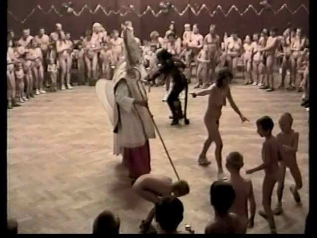 Helios Natura: Christmas Kinder Spiele - Nudism helps overcome shyness and insecurities